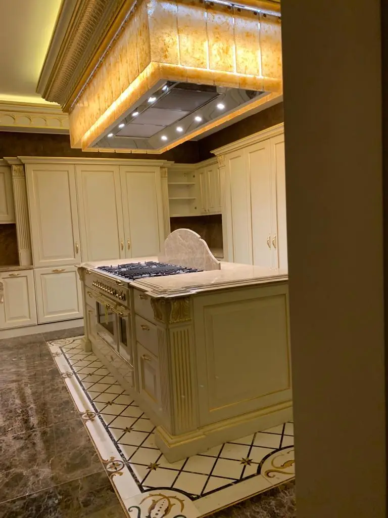 Cucina su misura laccata finitura oro